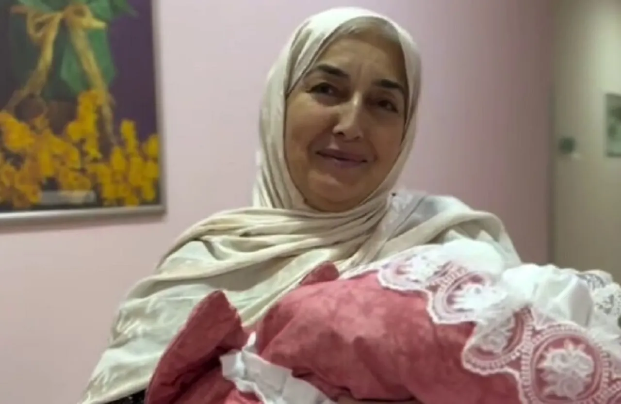 بعد انتظار دام 38 عاما  ..  امرأة ترزق بمولودها الأول في عمر الـ 63 