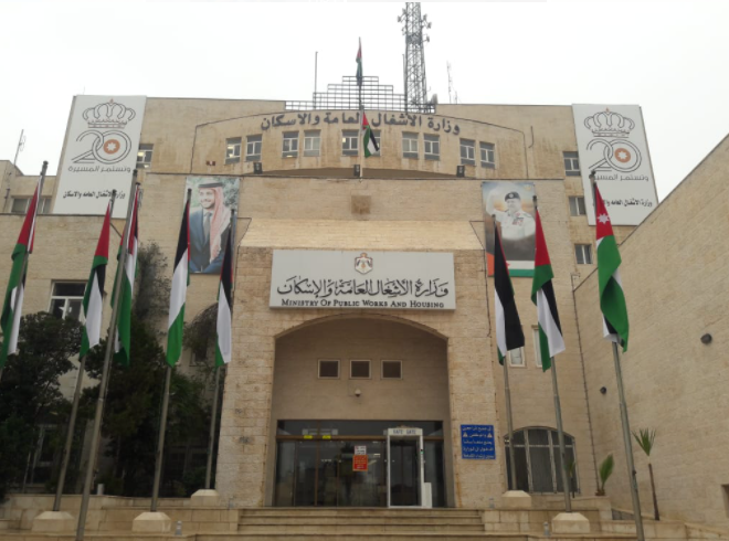 الأشغال: صرف المطالبات المالية لمشاريع "الصحراوي و الماضونة و حافلات التردد السريع" 