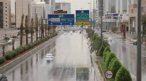 أمطار متوسطة إلى غزيرة تضرب الرياض وتحذيرات حمراء من السيول