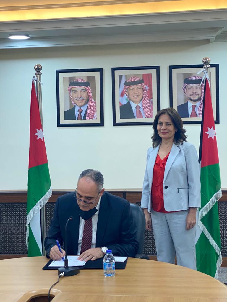 الأردن و العراق يوقعان عقد ربط شبكة الكهرباء بين البلدين و 1000 جيجاوات سنوياً في المرحلة الأولى