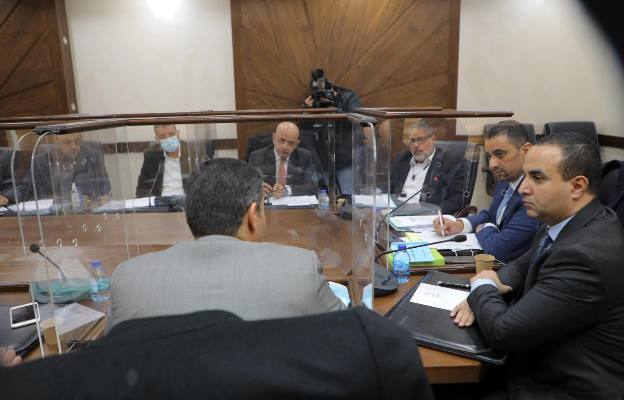 بالصور  ..  فواصل زجاجية في إجتماعات النواب 