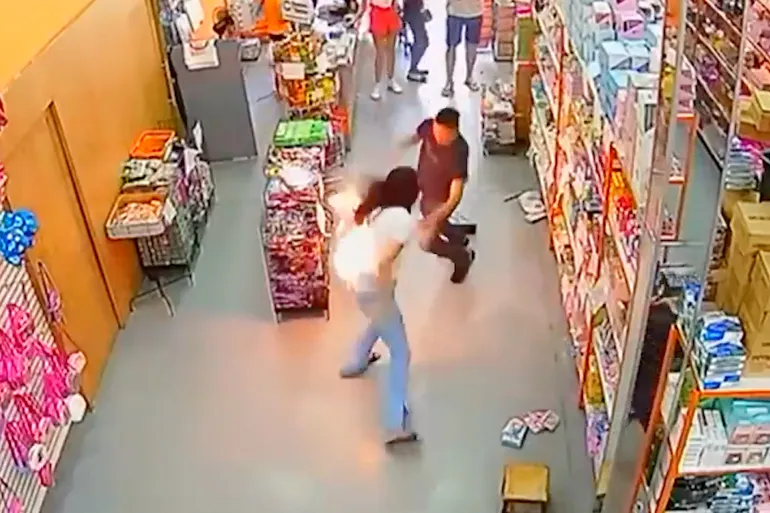 لحظات رعب ..  انفجار هاتف محمول داخل جيب امرأة بمتجر برازيلي