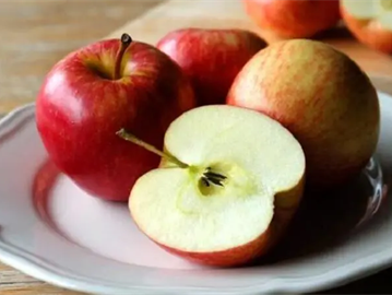هل يمكن أن يحسن التفاح جودة النوم؟