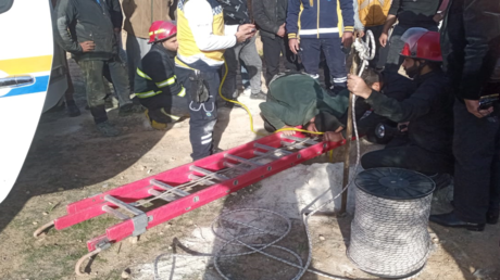 لحظة إنقاذ طفل عالق في بئر بعمق 30 مترا في سوريا - (فيديو) 