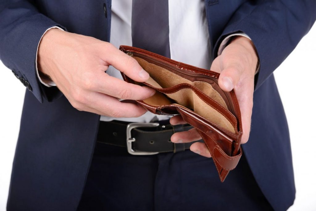 نعيش في ضائقة مالية ومشروع أبي لا يغطي ذلك، فما الحل؟