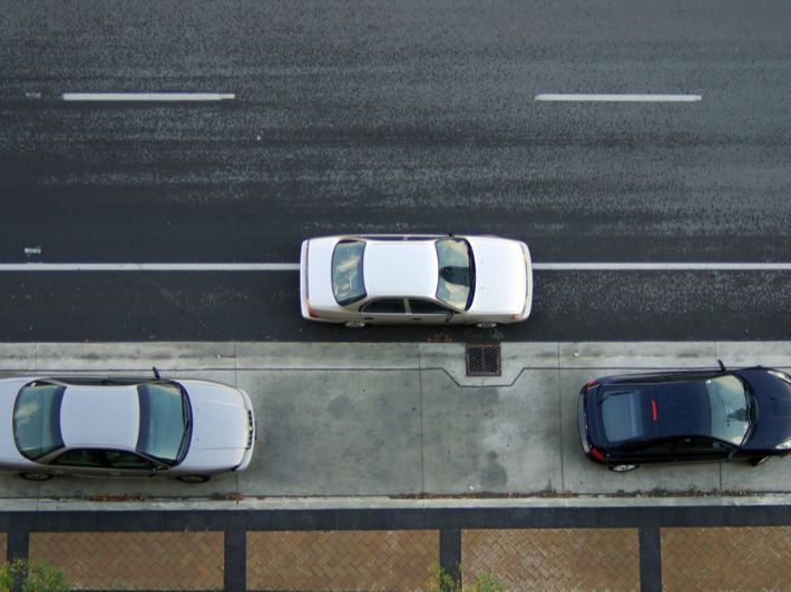 كيفية اصطفاف السيارة بين سيارتين 