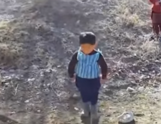 بالفيديو .. ميسي يقابل الطفل المسلم أحمدي صاحب القميص البلاستيك