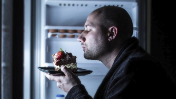 ماذا يحدث للجسم عند تناول عشاء بوقت متأخر ؟  