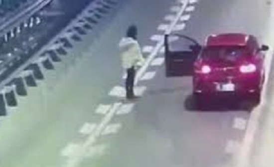بالفيديو : مشاجرة بين شاب وحبيبته تنتهي بنومها في منتصف طريق سريع