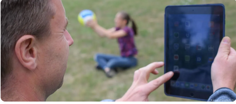 إحصائيات مرعبة ..  هل يسرق الهاتف أجمل لحظاتك مع أطفالك؟