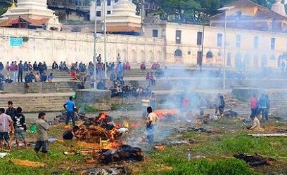بالصور  .. حرق جماعي لضحايا زلزال نيبال الخالية من المقابر