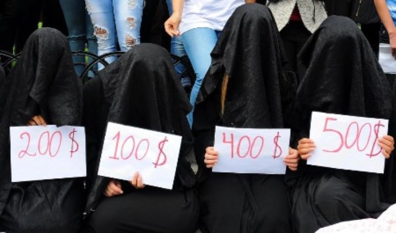 داعش يعرض " سبايا " للبيع على فيسبوك 