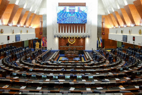 البرلمان الماليزي يمنح الثقة لرئيس وزراء بلاده