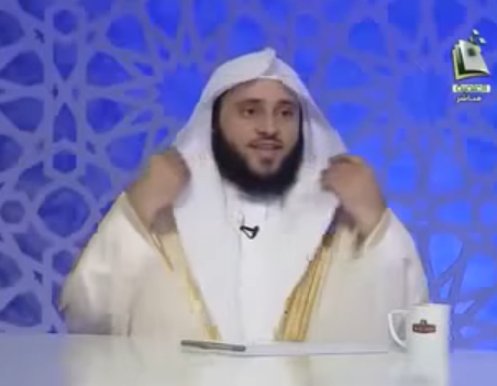 ما حكم من ابتسم أو ضحك في الصلاة؟