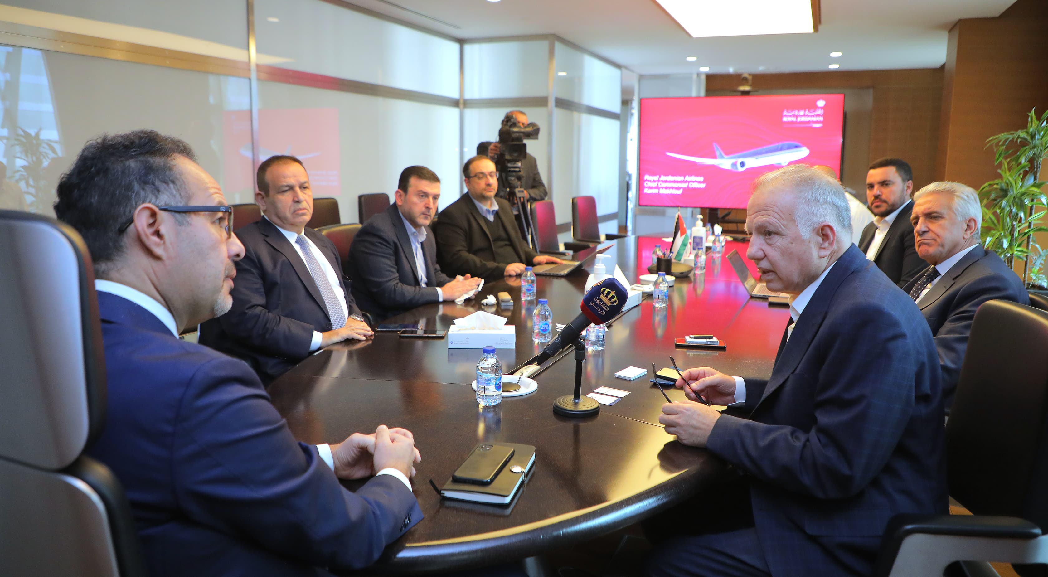 "السياحة النيابية" تطلع على واقع خدمات الملكية الأردنية للمسافرين 