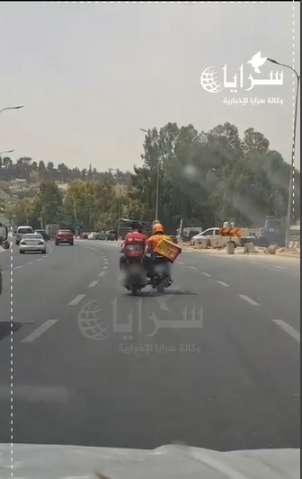 "القيادة بطريقة مخالفة"  ..  سائقي دراجات نارية يعرضون حياتهم وحياة المارة للخطر - فيديو 