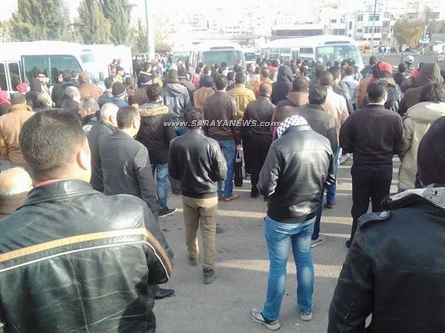 صويلح : اضراب سائقي الباصات بسبب مخالفة سير يشل الحركة  ..  صورة