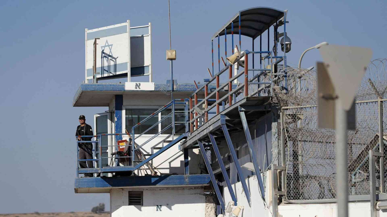 الاحتلال ينقل أسرى سجن ريمون إلى مكان مجهول 
