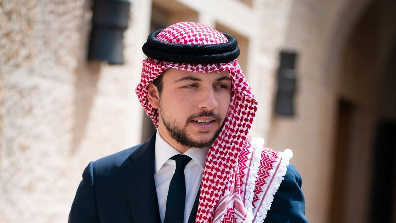 ولي العهد الامير الحسين يهاتف العقيد السرطاوي معزيا بوفاة والده