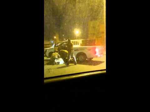 بالفيديو  ..  شرطي سعودي يضرب مواطناً و''تويتر'' يشتعل 