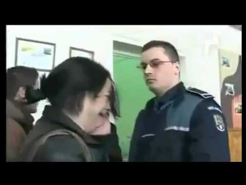 بالفيديو- معلمة تصفع شرطياً والاخير يرد بصفعة اقوى!