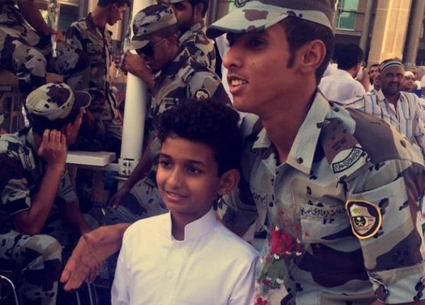 طفل يعايد رجال أمن الحرم المكي بـ500 وردة
