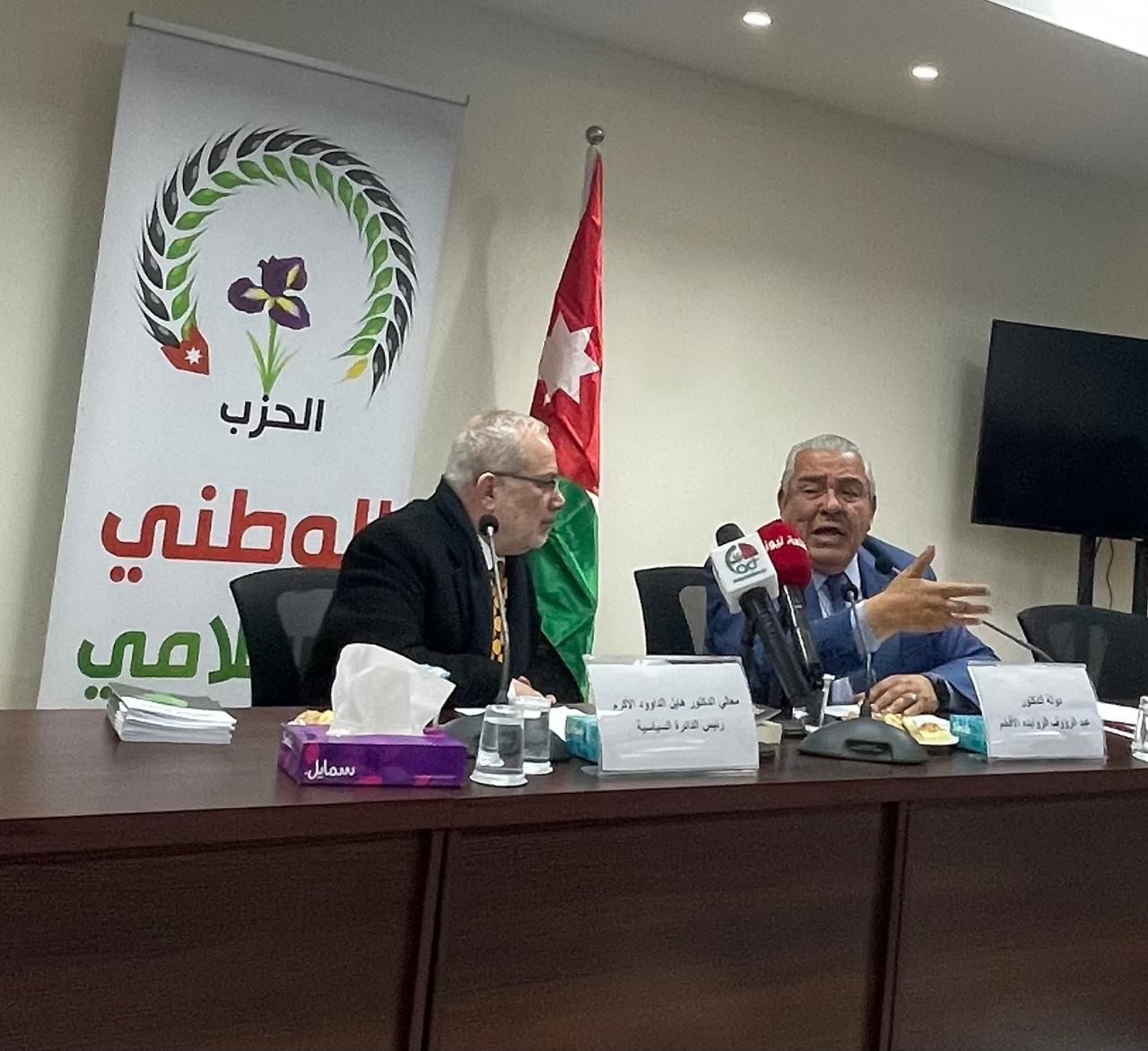 دولة الرئيس الروابدة محاورًا قيادات وأعضاء الحزب الوطني الإسلامي حول عناصر القوة للدولة متناولًا الشرعية التاريخية للحكم بضمانة حزبية