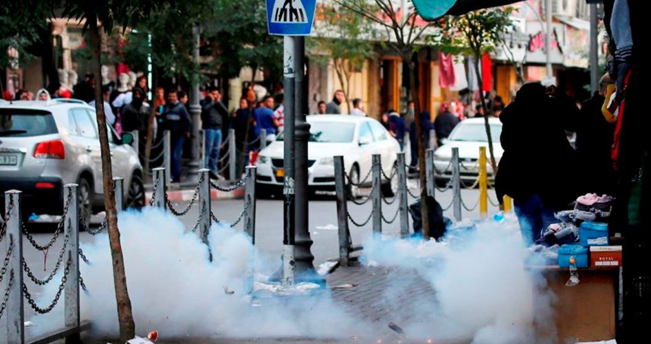 حالات اختناق نتيجة استنشاق غازات مسيلة للدموع بعد اقتحام الاحتلال مناطق في الخليل 