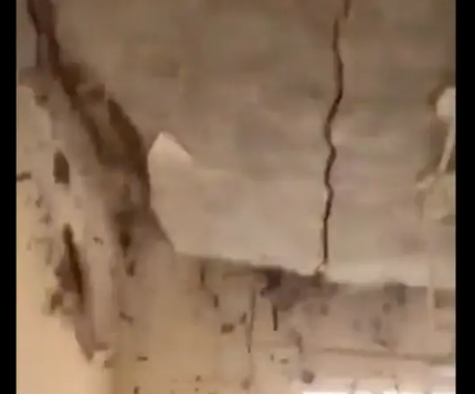 مشهد لا يوصف ..  انشق السقف وخرّ على رؤوس طلاب عراقيين - فيديو 