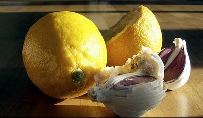 الثوم والليمون ..  أطعمة بديلة عن الأدوية  