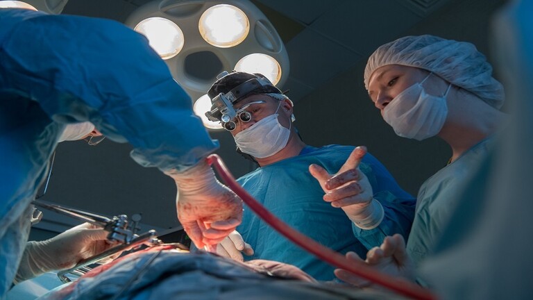 أول عملية جراحية في العالم لزرع كف من شخص إلى آخر