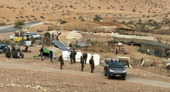 مستوطنون يهدمون مدرسة المالح ويسيطرون على مساكن المواطنين بعد تهجيرهم