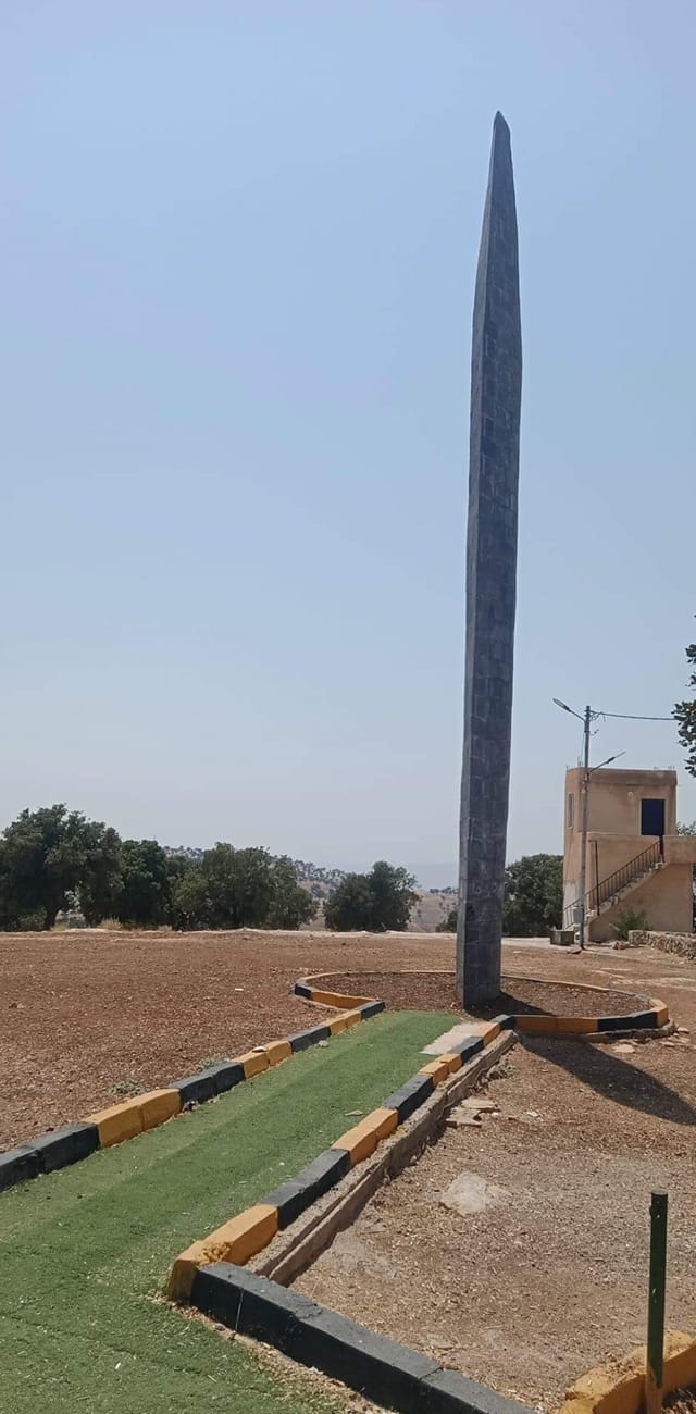 شُبه بـ"مسلة الشيطان"  ..  "بلدية الشعلة" لـسرايا: المجسم يرمز لنصل سيف الصحابي خالد بن الوليد