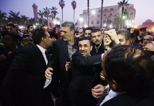 شاب سوري يحاول التهجم على أحمدي نجاد بالقاهرة