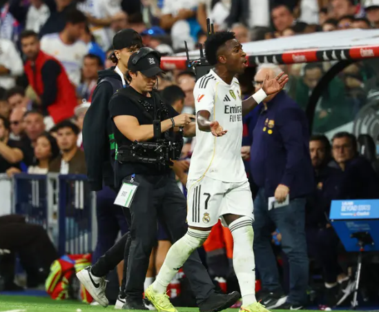 فينيسيوس يعتذر لجماهير ورئيس ريال مدريد ..  ويتجاهل ألونسو