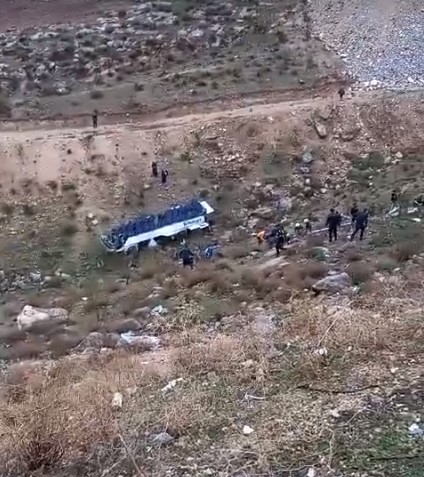 شاهد بالفيديو  ..  اللحظات الأولى لتدهور حافلة على طريق سلحوب نتج عنه 35 إصابة اثنتان منها حرجة 