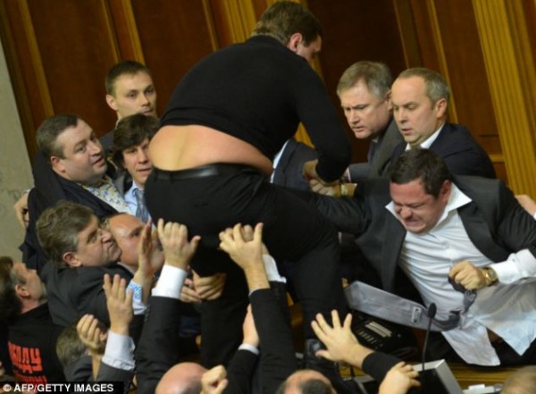 بالصور والفيديو  ..  معركة نيابية ، شد شعر وعض في البرلمان الأوكراني