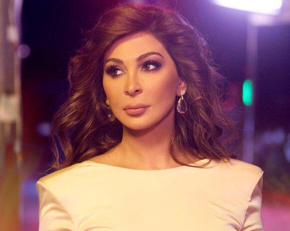بالصور .. إليسا تتعرض للاحراج بسبب تمزق مفاجئ في ملابسها 