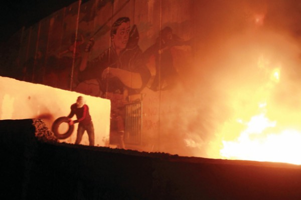 القدس : الاحتلال يصيب 30 مواطنا و يحرق شقق سكنية 