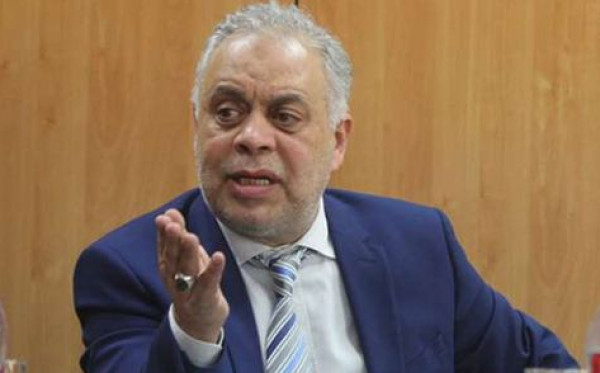 فنان مصري يشن هجوم على نقيب الممثلين أشرف زكي ..  "لا يشرفني"