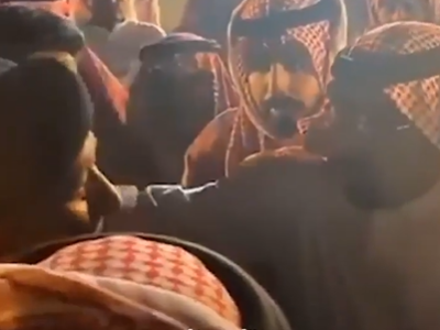 بالفيديو  ..  زملاء "الفغم" يجهشون بالبكاء بأحضان والده اثناء تشييع جثمانه