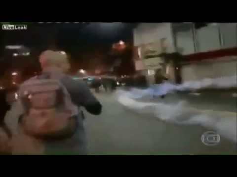 بالفيديو..محتج برازيلي يركل قنبلة بطريقة السامبا رداً على الشرطة