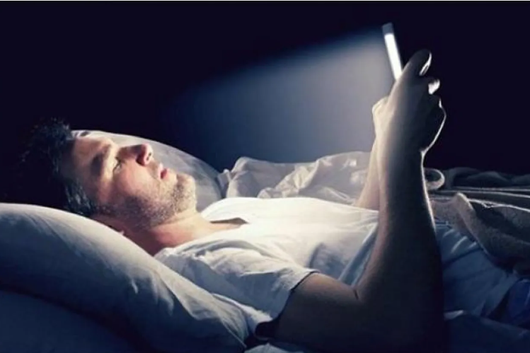 ماذا يحدث لدماغك عند تصفح الهاتف ليلًا؟ 