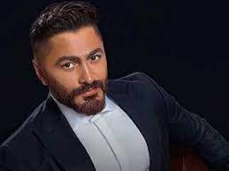 "أُصيب أثناء اللعب مع أبنائه" ..  مدير أعمال تامر حسني يكشف تفاصيل إصابته بكسر في القدم