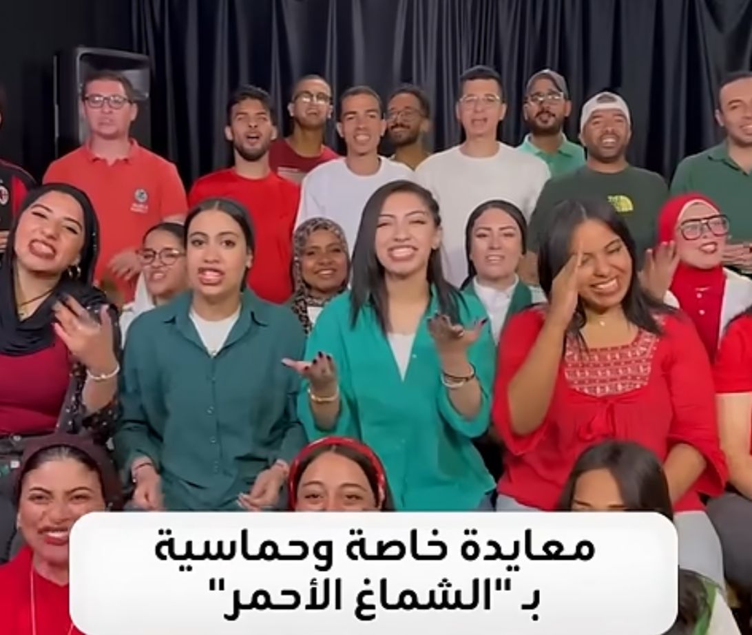 كورال هارموني عربي المصري يقبل هدية سند للفكر والعمل الشبابي المتمثلة " بالشماغ الأحمر " لجميع أعضاء الكورال