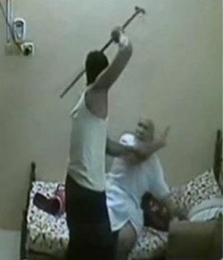 بالفيديو ..  مُسِن يتعرض للصفع والضرب بالعصا من قبل مخدومه دون رحمة
