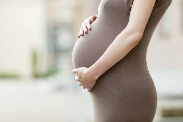 نجمة شهيرة تنجب بسرية تامة ..  إليكم التفاصيل!