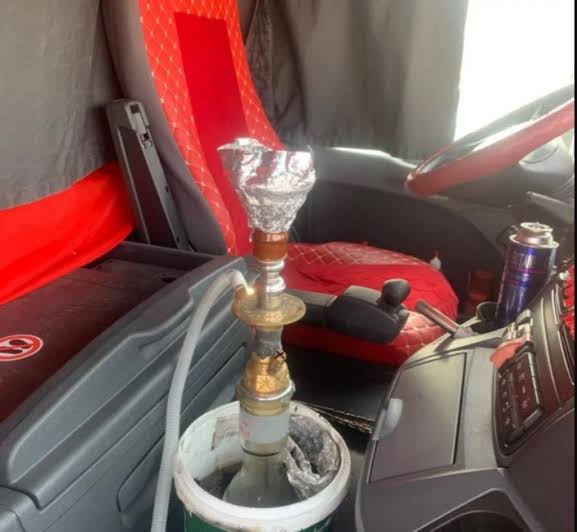 بالفيديو ..  ضبط سائق "تنك مياه" يدخن الأرجيلة أثناء القيادة في عمّان