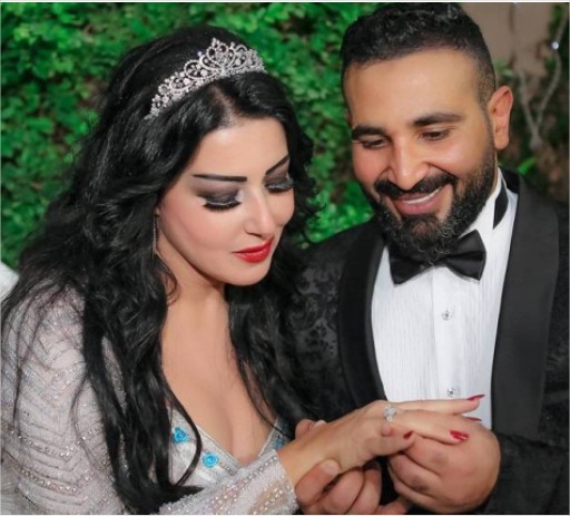 خلافات زوجية ..  سمية الخشاب في بيت وأحمد سعد بآخر