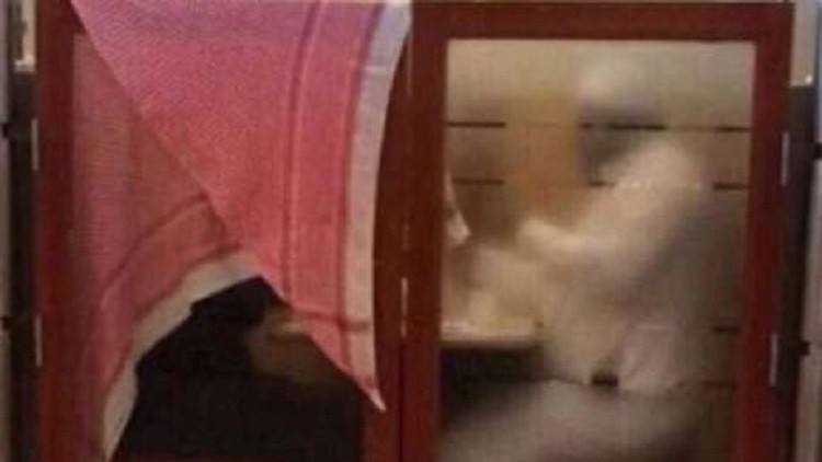 بالفيديو  ..  كيف رد زوج غطى زوجته في احد المطاعم على منتقديه ؟